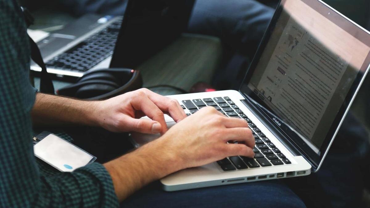    Мужчина за ноутбуком:PIXNIO