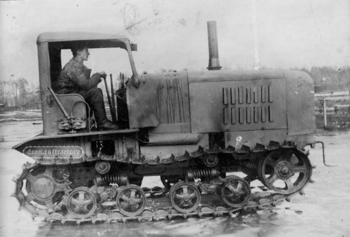 Трактор ПТ-1. Вид с правого борта. Рукоятка в передней части машины - вовсе не "кривой стартер", а привод транспортера, подающего топливо в топку.
