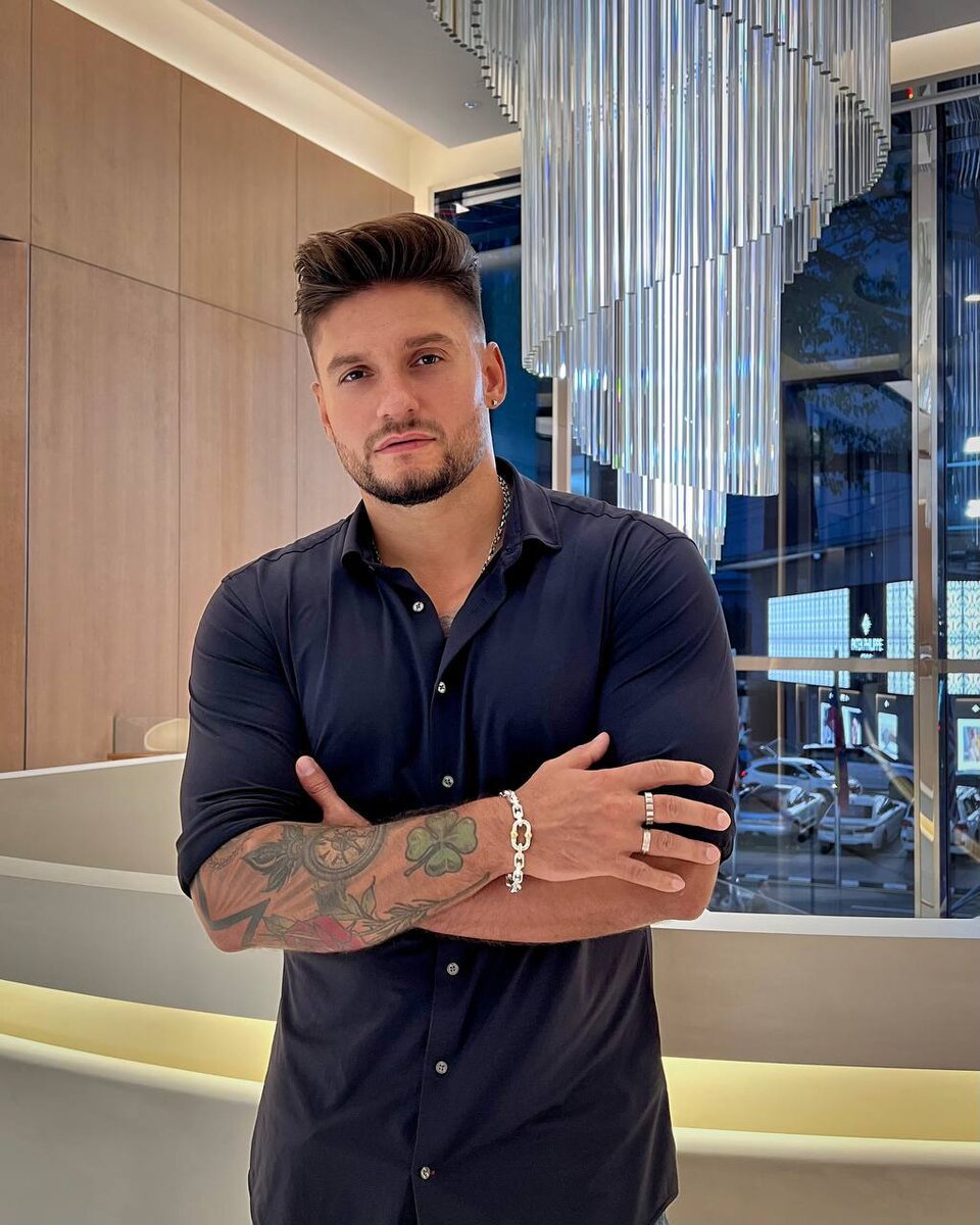 Мужчина с телефонной трубкой. Разговор с собой. Интонация и тембр голоса. Человек говорит с собой. Грустный человек с телефоном.