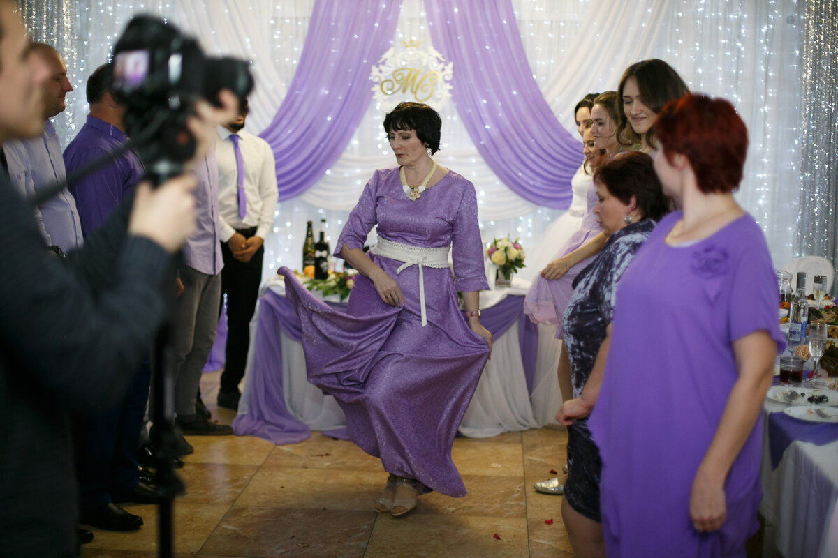 молодоженов для гостей на свадьбе. невеста жених с гостями. молодоженов для гостей на свадьбе. свадебная вечеринка. свадебные сувениры для гостей.