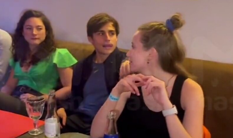 улыбайся в ответ. улыбнись жизнь прекрасна. жизнь прекрасна. удовольствие от общения. зачем ты улыбаешься.