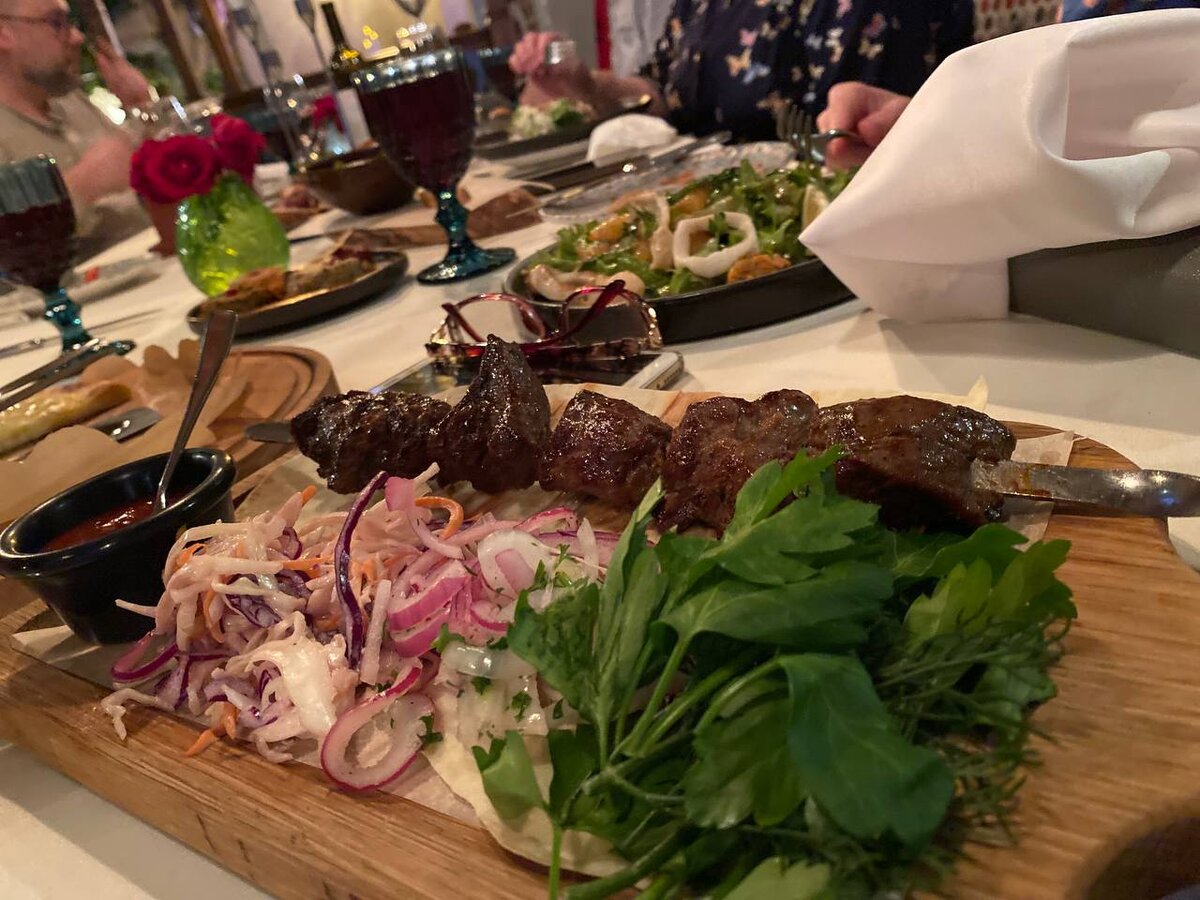 Сотрудники ресторана. Ресторан с посетителями. Обслуживание в ресторане. Люди в ресторане. Ресторан с посетителями.