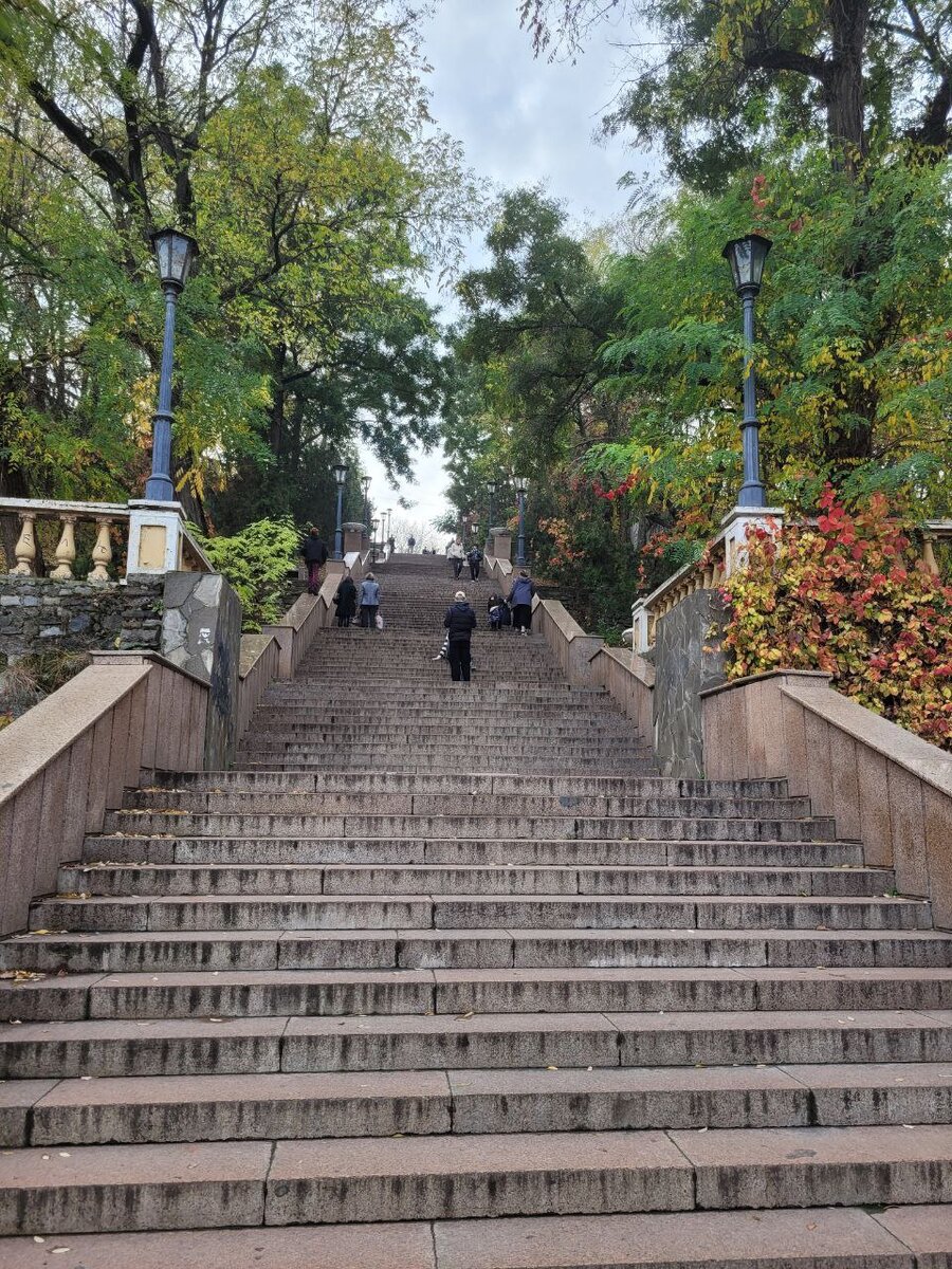 Город ступенька. Парк горка в большом спасоглинищевском. Город ступенька. Севастополь лестница на набережной. Ступеньки на улице.