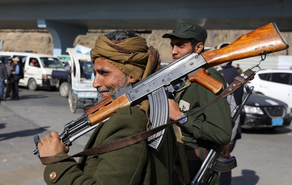    Хуситы начали вооруженную борьбу в 2004 году, а девять лет назад захватили столицу Йемена город Сана. REUTERS