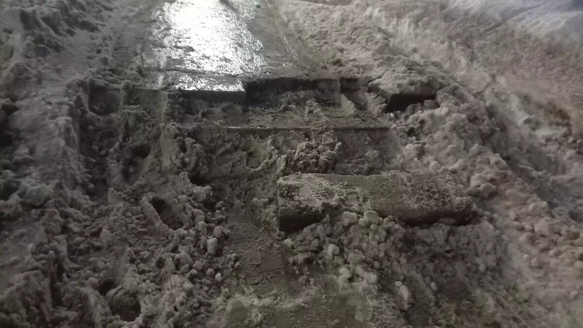     Дорожный инцидент произошел сегодня утром, видео появилось в соцсети.