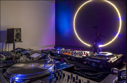 диджей 2000. диджей глаза. диджей за столом. Dj m laime. диджей авичи.