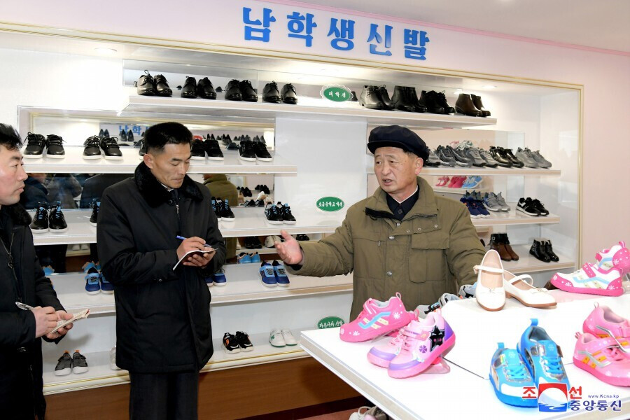 Какими делами разными. Какими делами разными. Много людей заняты разными делами. Картинки что делает мама. Дети и родители вместе.