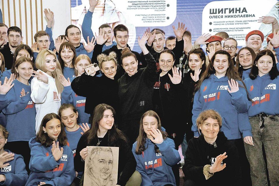 Подростки хобби. Студент работает. Завал по учебе. Учеба студенты. Студент с книгами.