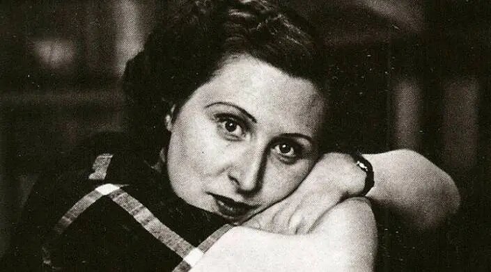 Лидия Делекторская в своей любимой позе