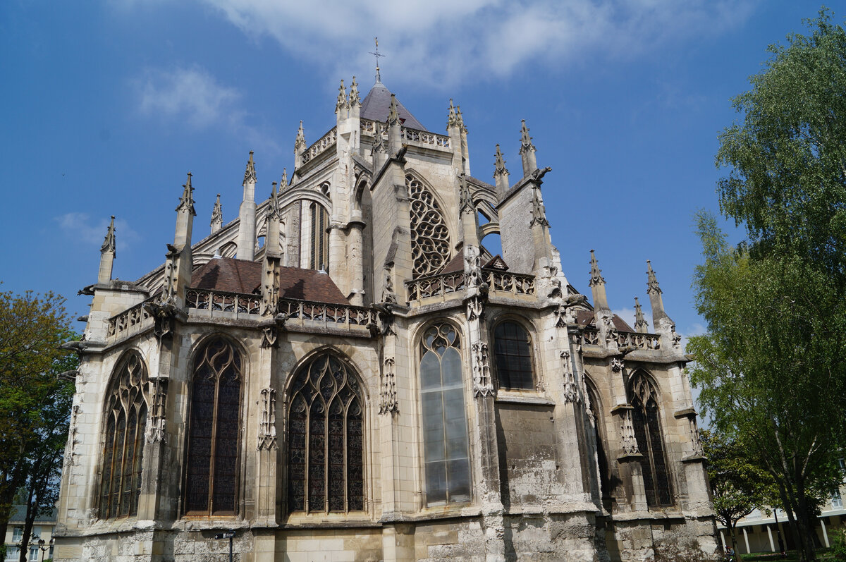 Зато в Бовэ красивый собор...