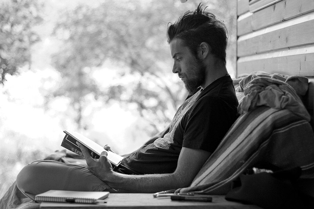 Парень с книгой. Мужчина с книгой. Молодой человек с книгой. Парень прочитал. Письмо человеку.