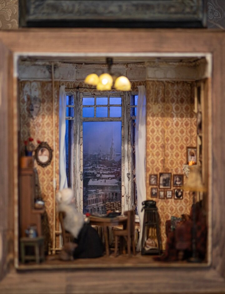 Та самая миниатюра. Воссозданный интерьер блокадной комнаты .