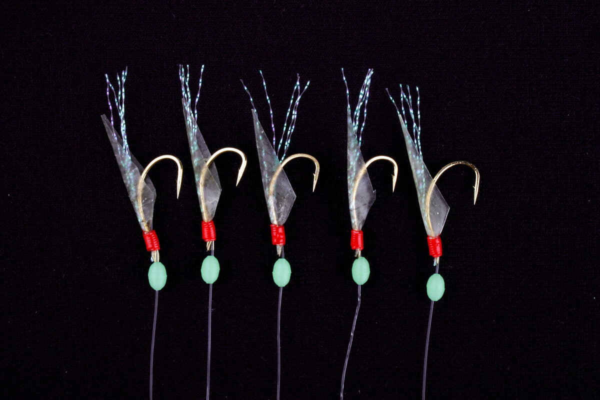 Блестящие, никелированные крючки, без приманок привлекают хищников.