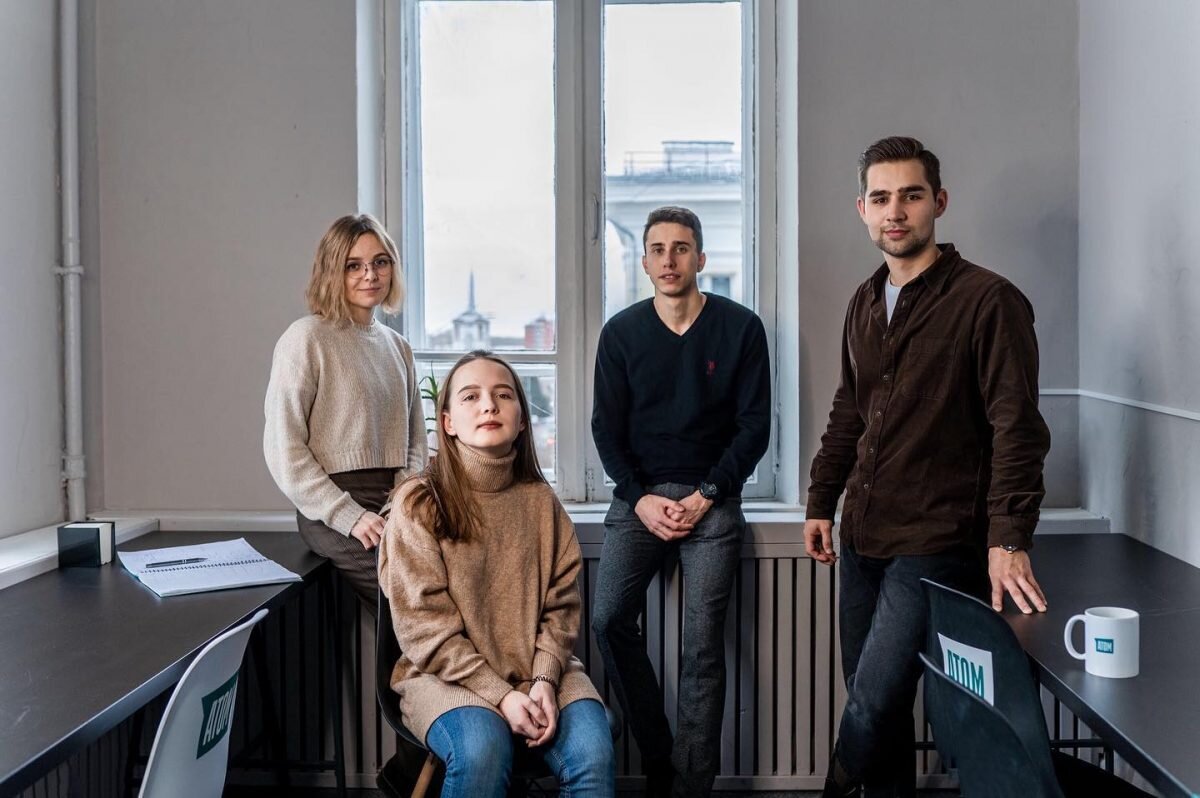 Человек в горах. Человек в полете. Листовки для студентов. Человек на вершине горы. Стипендиальная программа.