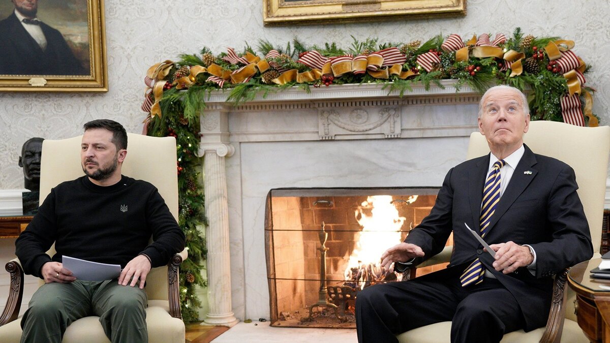    Президент Украины Владимир Зеленский (слева) и президент США Джо Байден во время встречи в Белом доме© РИА Новости . Стрингер