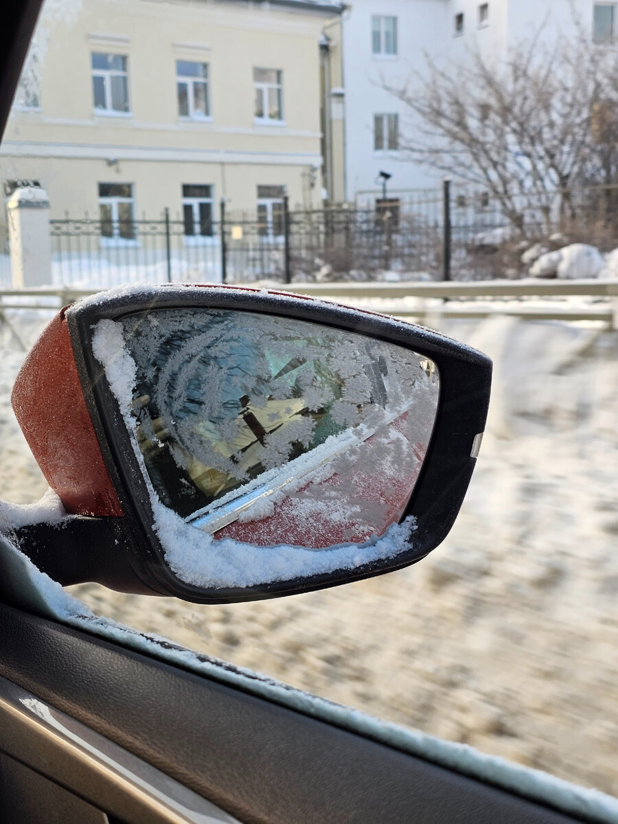 Заснеженные улицы Костромы. Отвалы выше отбойников