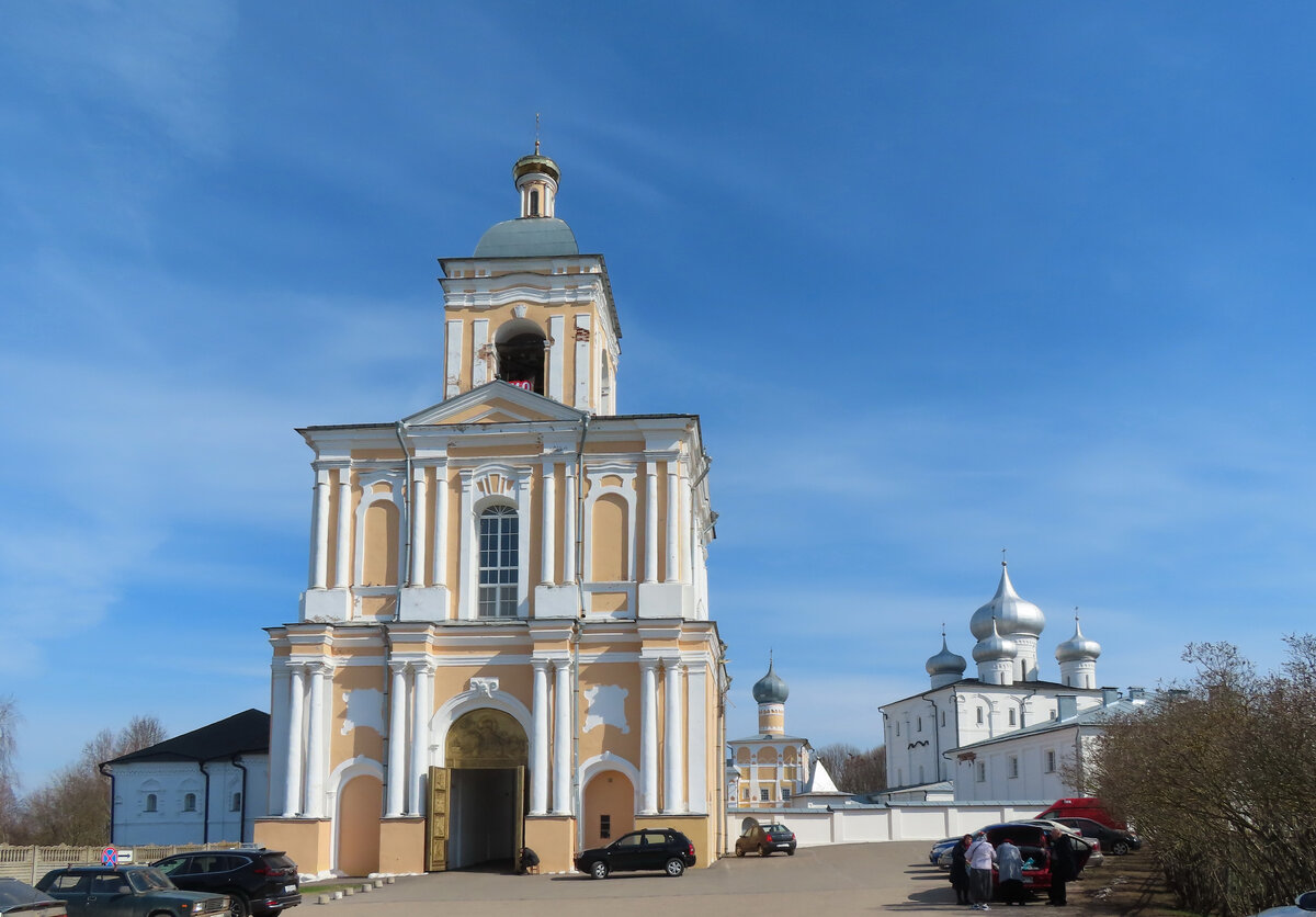 На переднем плане надвратная колокольня. Правее неё церковь Варлаама Хутынского и Спасо-Преображенский собор