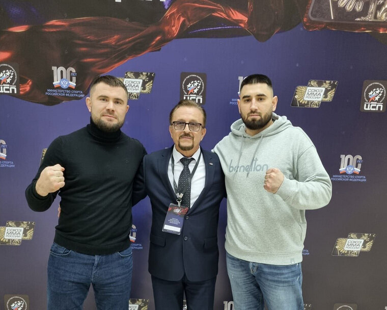    Слева направо: вице-президент федерации ММА в Тюменской области Евгений Бондарь, президент федерации ММА в России Виктор Дроздов, президент федерации ММА в Тюменской области Богдан Головков