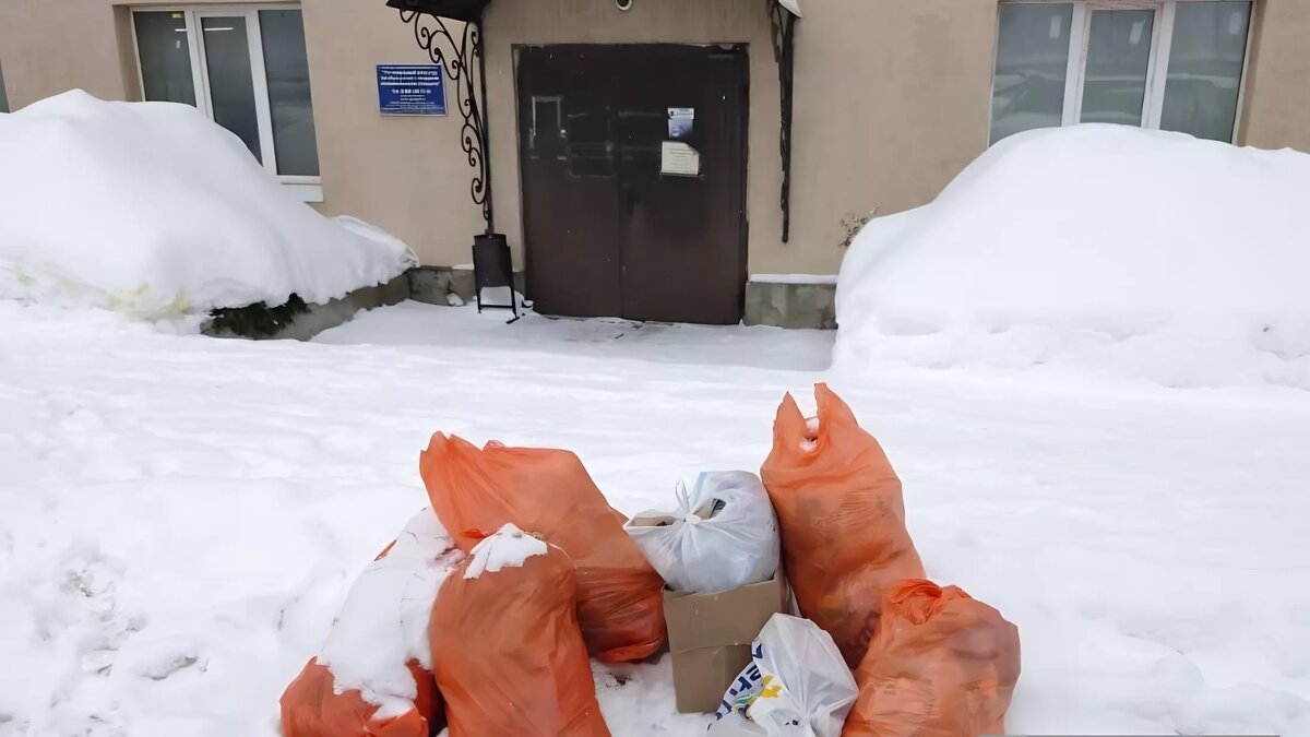     В Ивановской области жители деревень Конохово и Шуринцево, возмущенные качеством уборки местных контейнерных площадок, принесли мешки с мусором под двери офиса коммунальщиков.