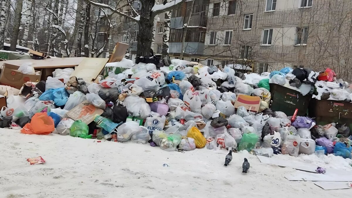 Кучи мусора в ивановских дворах. Фото: Ivanovo News/Telegram