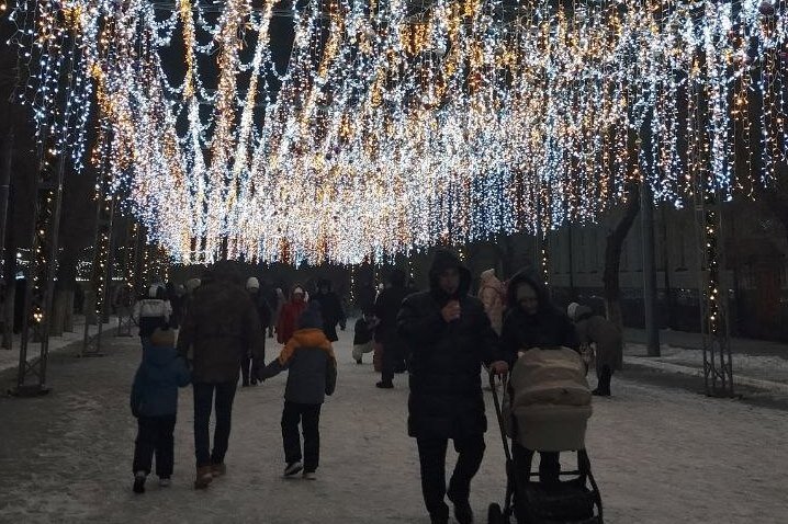 Встретим новый год без долгов. В новый год без долгов акция. Оставь новогоднюю. Оставь новогоднюю. Фотосессия с дедом морозом.