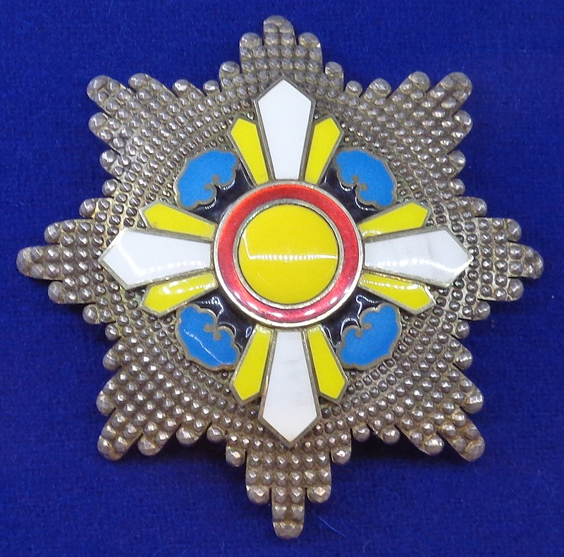 Звезда ордена Благоприятных облаков 1-й степени.