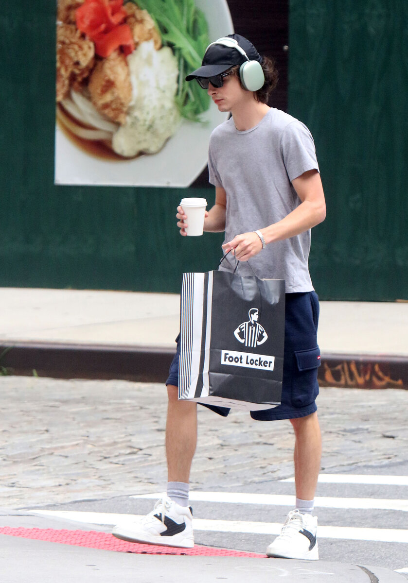 Одета по спортивному