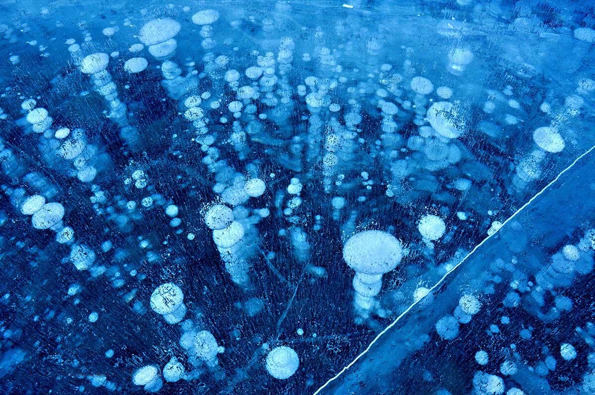 Замерзающая вода в воздухе. Замерзшие пузырьки метана в озере Байкал. Метановые пузырьки на Байкале. Метановые пузыри на Байкале. Замерзшие пузыри метана в Байкале..