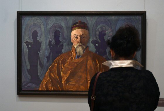    Посетительница у картины С. Н. Рериха «Портрет Н. К. Рериха»