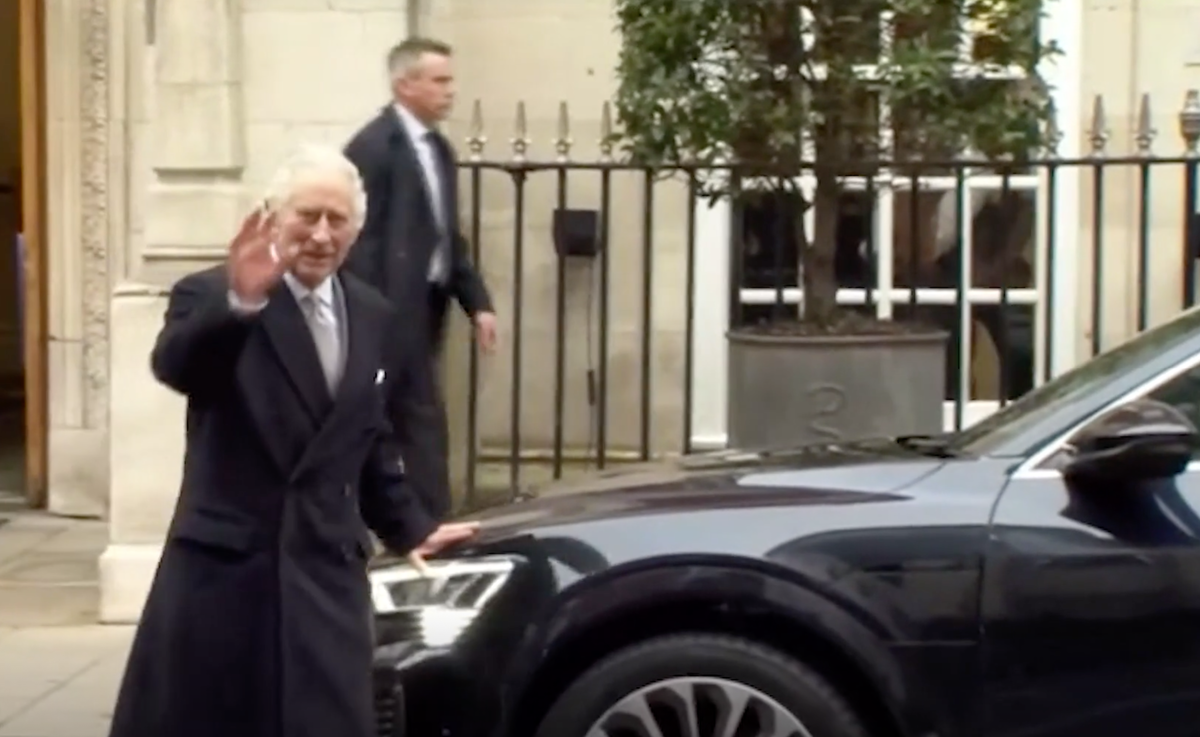 Кроль Карл выходит из больницы, он направляется к машине, чтобы с Камиллой, которая ждёт его в салоне автомобиля, вернуться домой. Скриншот из видео. 