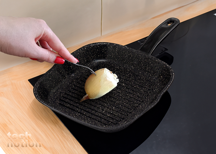 Лук отлично справится с пригоревшим жиром на гриль сковороде (Сковорода-гриль Starwind Chef SW-CH3027G) / Изображение: дзен-канал technotion