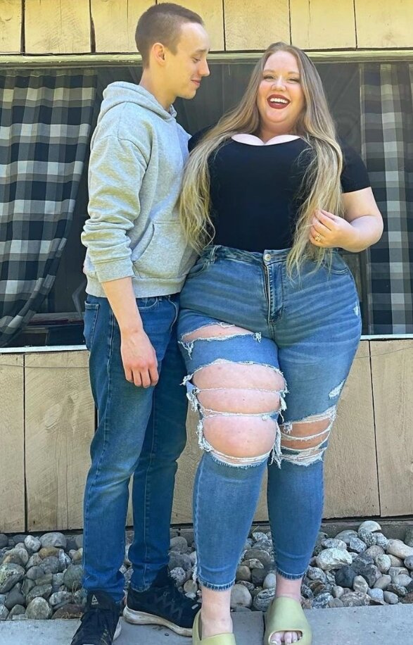 Девушка дарит цветы девушке. У девчонки есть парень. Сэм клафлин с любовью рози. У девчонки есть парень. Ссора влюбленных.