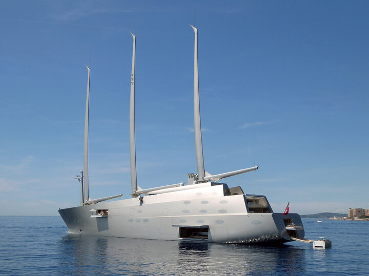     Яхта «А» Андрея Мельниченко — самый большой мотосейлер в мире. / ru.wikipedia.org