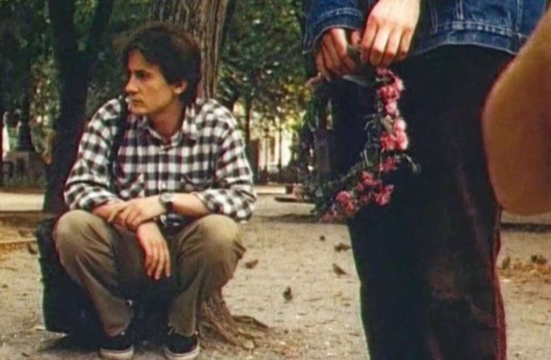                                                                                          Алксандр Хван, 1992 г. Сюрреалистическая сага о злоключениях студента ВГИКа (Олег Меньшиков), нечеловеческими усилиями вызволяющего девушку из тюрьмы — и все равно не обретающего счастья. Геи, пытки, взрывы — несусветное даже для 1992 года кино про то, что в России у каждого второго кто-то сидел и каждый первый пытается вырваться из этой свинцовой безысходности. Григорий Константинопольский, актер, сыграл Виктора: «Для меня это слишком депрессивный, слишком тяжелый фильм, не про мой характер. Мне не кажется, что он особо глубокий. Это кино в стилистике 90-х годов, которые как бы пугали собой уходящие 80-е. А сценарий Луцика и Саморядова был написан как раз в конце 80-х, когда только предчувствовалось появление новых людей. Когда я прочитал, то позвонил Хвану. Говорю: «Саша, ты хочешь снимать то, о чем Достоевский уже написал много лет назад: тварь я дрожащая или право имею? Твой герой режет и убивает, прикрываясь высокой целью». А он неожиданно отвечает: «Да! Я считаю, что ради высокой цели можно идти через людей!» Спустя несколько лет на Хвана напали в подъезде — дали ему по голове, ограбили. Он звонит мне. Я говорю: «Саша, ведь у них была высокая цель». Когда эта цель отрабатывается на других, все нормально. А вот когда на тебе… А вообще, съемки фильма — смешная история. Хван на репетициях просто изводит артистов. Работаем над сценой: Олег Меньшиков сидит, свесив ноги в пропасть, а я стою сзади с гранатой. Жду команды. Саша говорит: «У тебя в руке граната!» Я: «Угу». Он: «А над тобой вселенная. И вот эта вселенная расширяется!» — «Угу». — «И она проникает в тебя!» — «Угу». — «И ты чувствуешь, как она заползает в тебя — эта огромная, колоссальная, тяжеленная вселенная. И она вот сейчас…» Тут я не выдерживаю: «Саша, мне гранату взрывать?» Простых задач артисту он не давал. Когда картина вышла, он поспорил со мной на ящик коньяка, что заработает Гран-при в Каннах. Так до сих пор и не отдал».