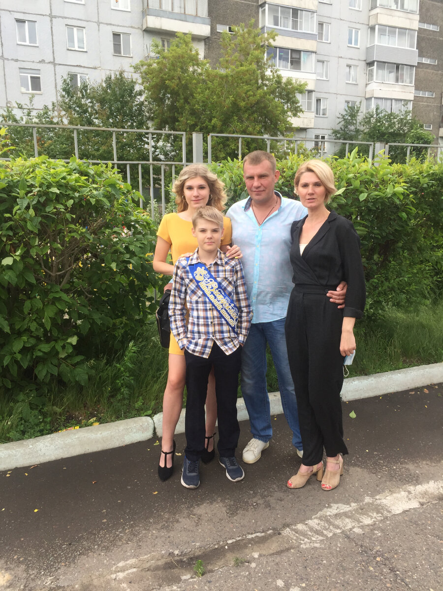 Ну видно же по фото, что младший уже что то задумывает?😂