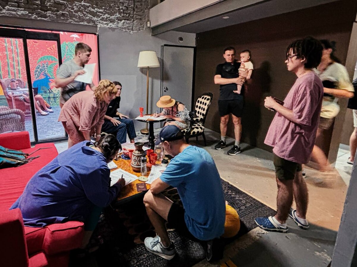 Двое детей по очереди. Двое детей по очереди. Друзья мальчики. Двое детей по очереди. Двойняшки мальчики.