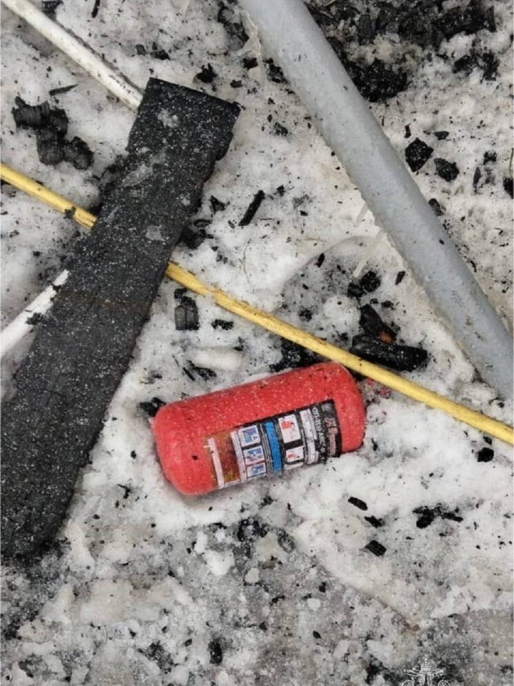 Мильоны вас нас тьмы и тьмы и тьмы троп. Мильоны нас и тьмы и тьмы какой троп. Человек сидит на крыше. День крыши над головой. Троп мильоны нас нас тьмы.