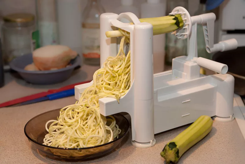 Прибор для приготовления лапши sa-6630. Овощерезка для кабачковой лапши. Машинка для нарезки овощей лапшой. Прибор для спагетти.