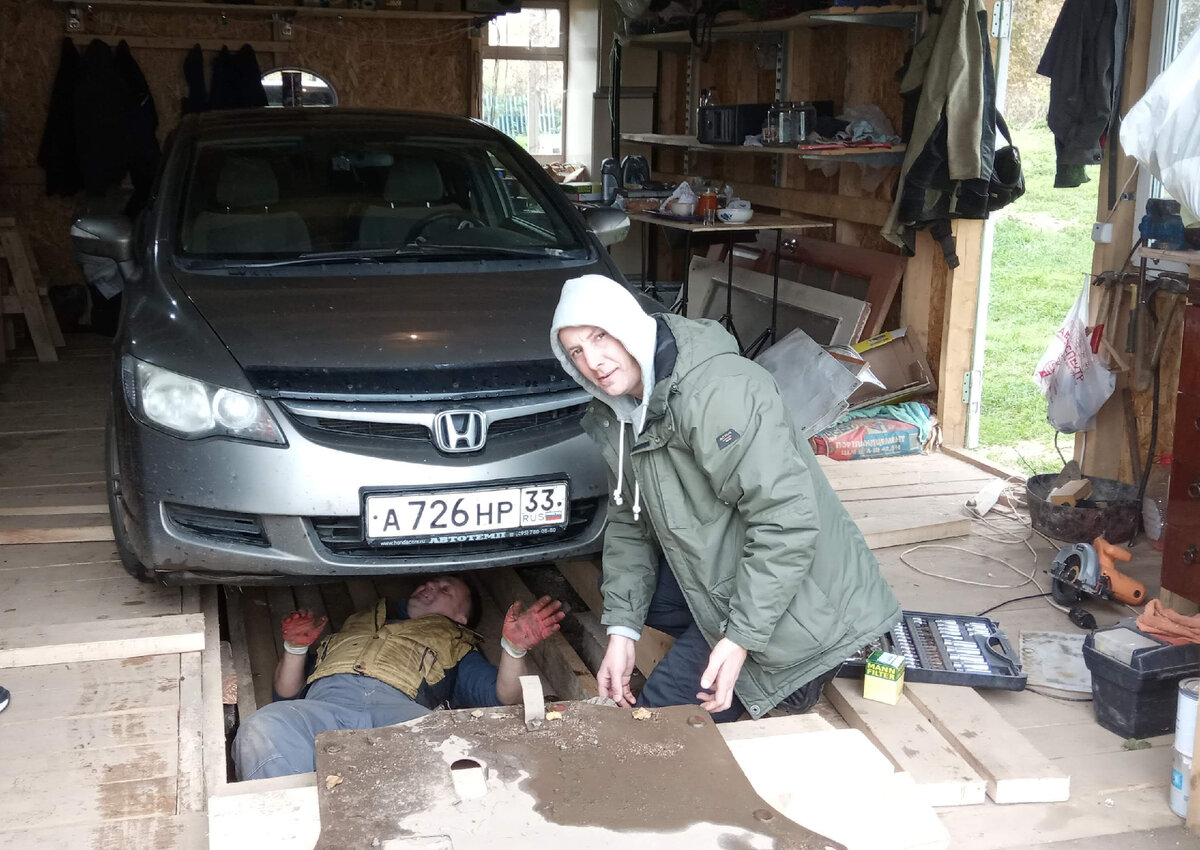 карстовая воронка в тульской области. ямка в земле. ямка в земле. яма отдельно. провал грунта в дедилово.