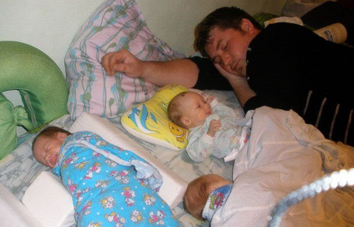 Сидим месяц дома. Тройняшки папа. Тройняшки спят. Счастливый отец тройняшек. Родители спят.