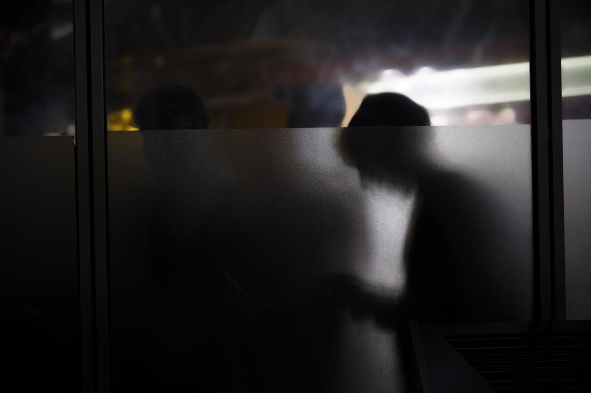 кто двинется тот негр мем. убитый глазом не моргнул. не моргает мем. нападение на полицейских в москве. убитый глазом не моргнул.