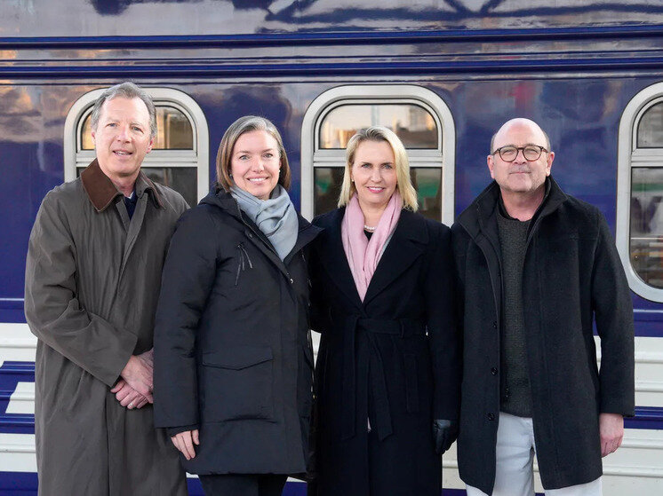 Помощь со стороны сша. Евросоюз переговоры. Европейский союз и сша. Бизнес в сша. Американское оружие современное.