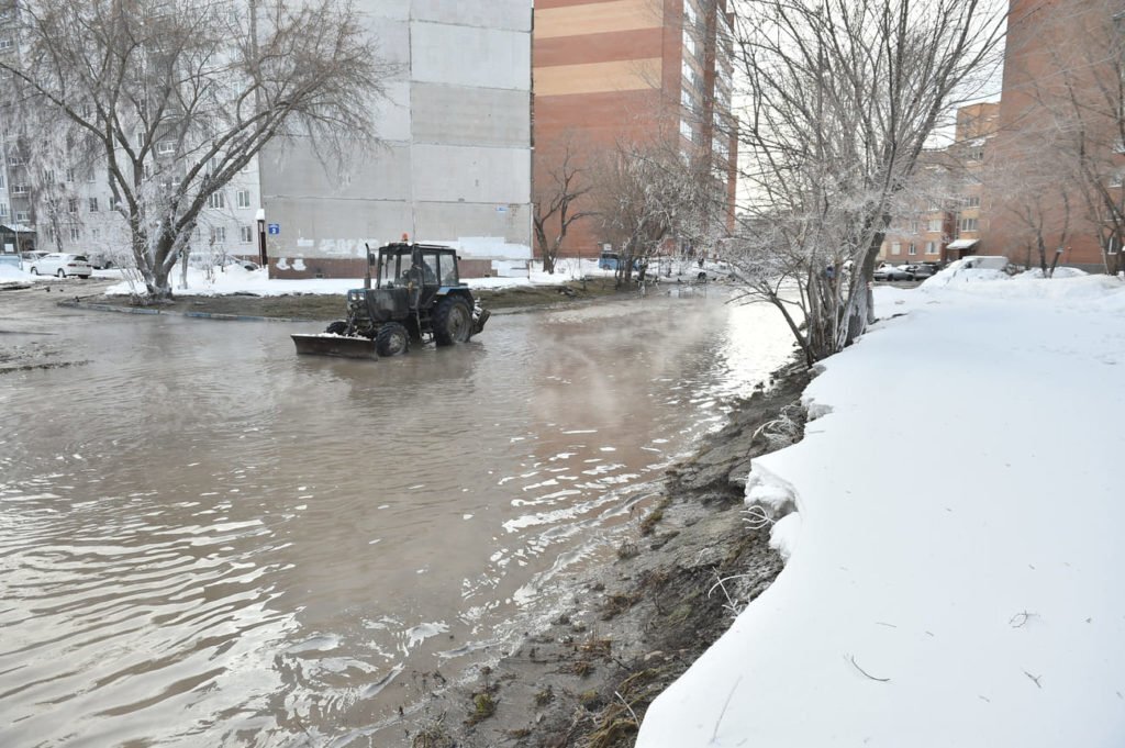 голые щиколотки зимой. человеку холодно. сильный мороз. почему холодно на улице. почему холодно на улице.