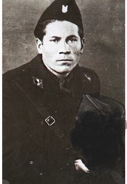 Петар Брзица держит отрезанную человеческую голову