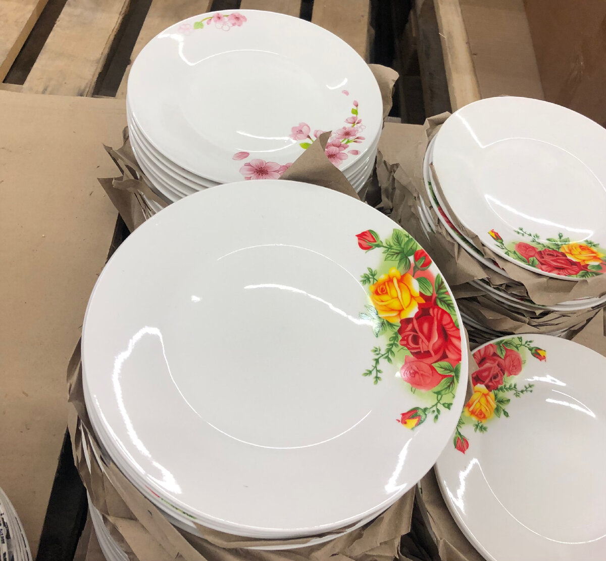 Реализация посуды. Реализация посуды. Рынок посуды. Дешевая посуда. Реализация посуды.