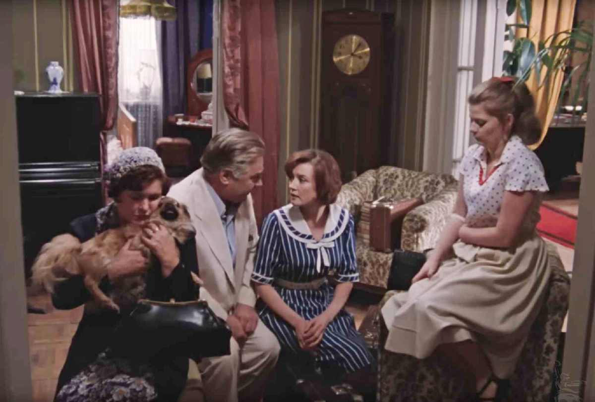 Кадр из фильма "Москва слезам не верит". Иветта Киселёва в роли жены профессора Тихомирова, МИхаил Зимин в роли дяди Лёши и Вера Алентова в роли Кати Тихомировой