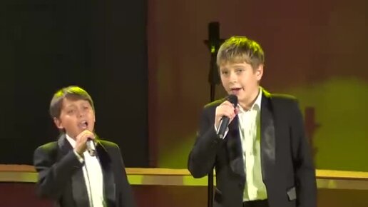 Балерина. Гифки девушка танцует. Танец двух девушек. Современные танцы парни. Танцы обложка.