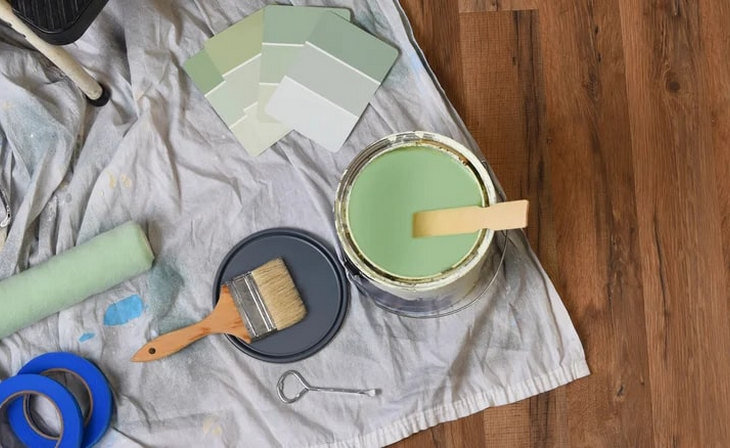    Можно использовать старую занавеску для душа во время ремонта в качестве защиты для пола.Фото: Shutterstock.com