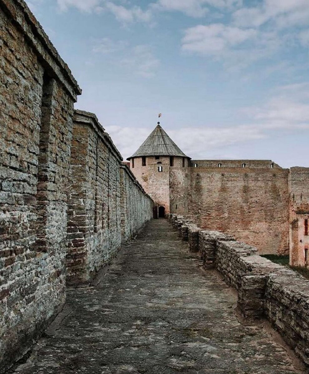 Палаты у сокольей башни псков. Крепость соловецкого монастыря. Псков. Новгородский детинец великий новгород. Крепости земли русской.