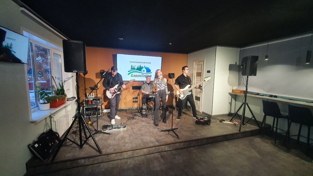 Выступление Рок группы: "Ваня, давай!" на сцене гостевого дома.